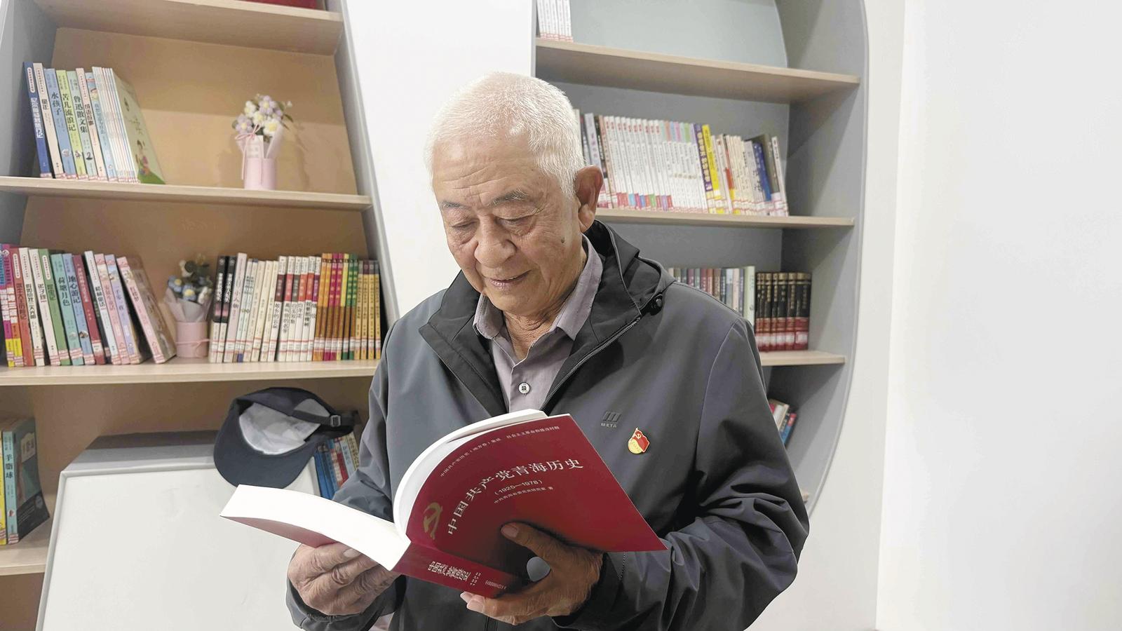 耿纪和在党群服务中心阅读书籍。本报记者 张慧慧 摄