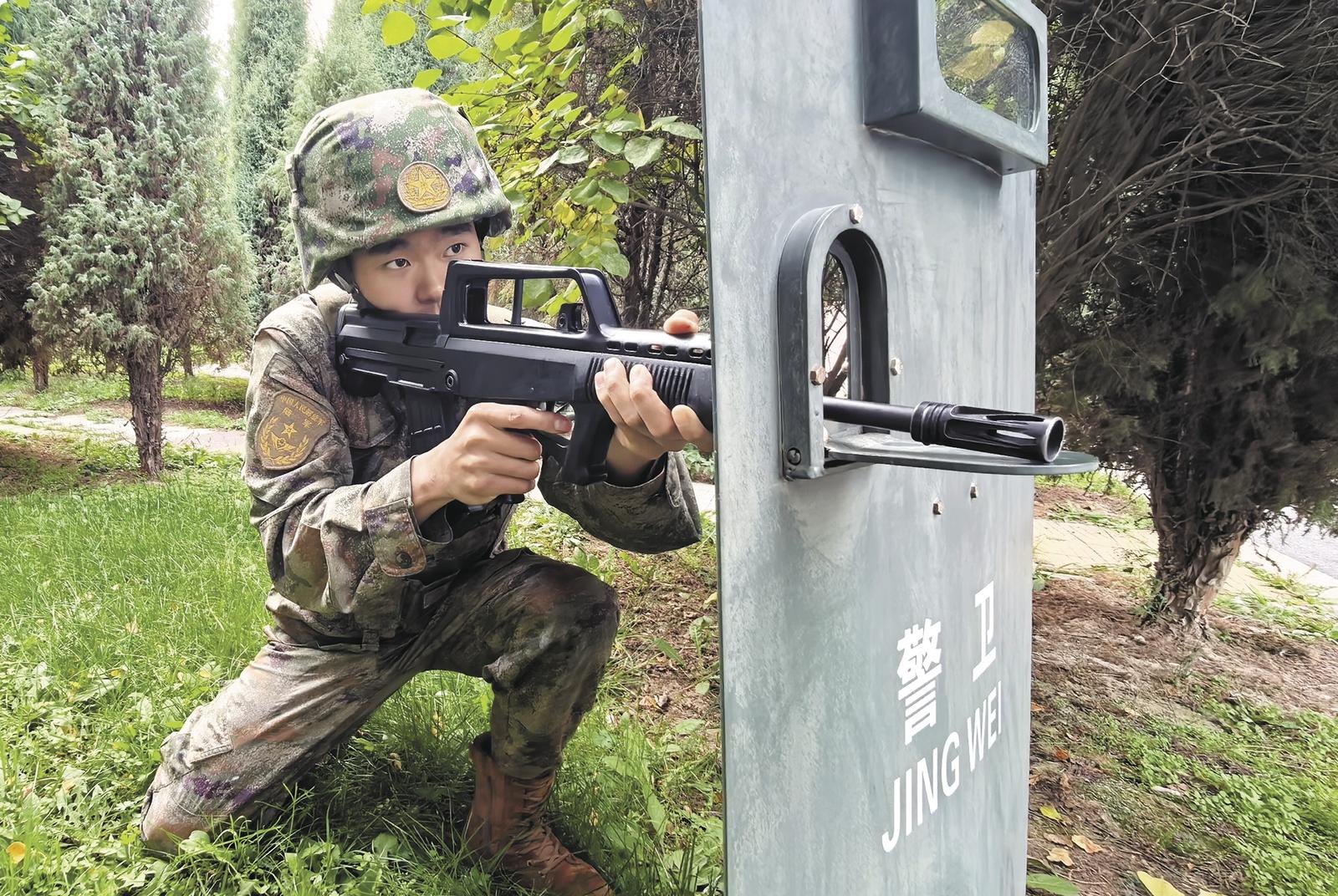 范忠健正在进行应急处突演练。通讯员 魏晓草 摄