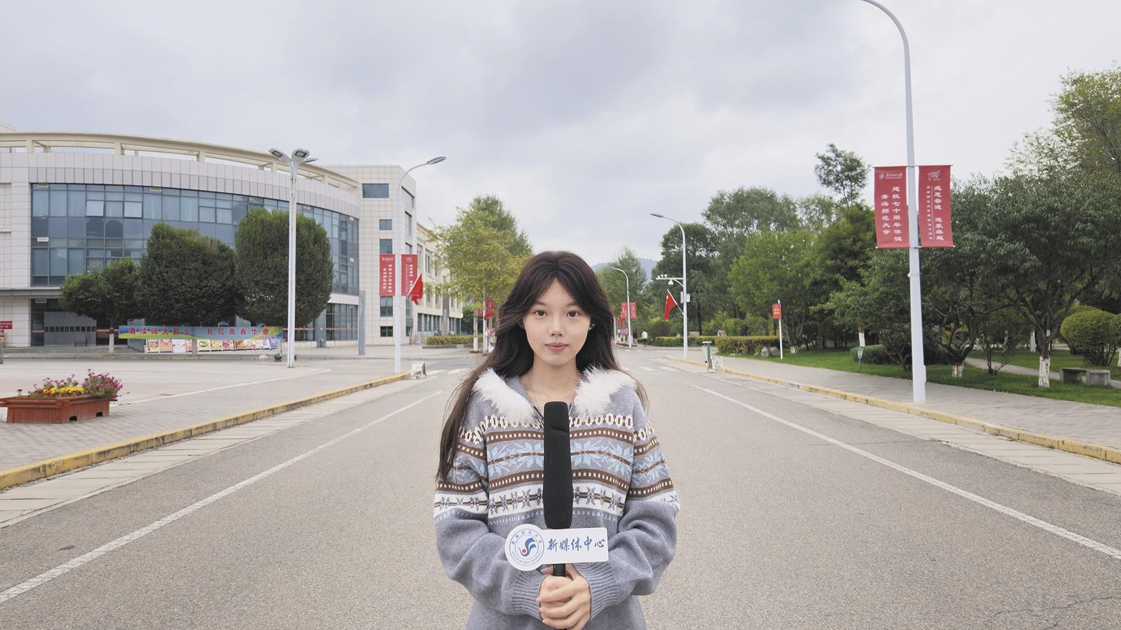 杜阿梅正在进行业务学习。受访者供图